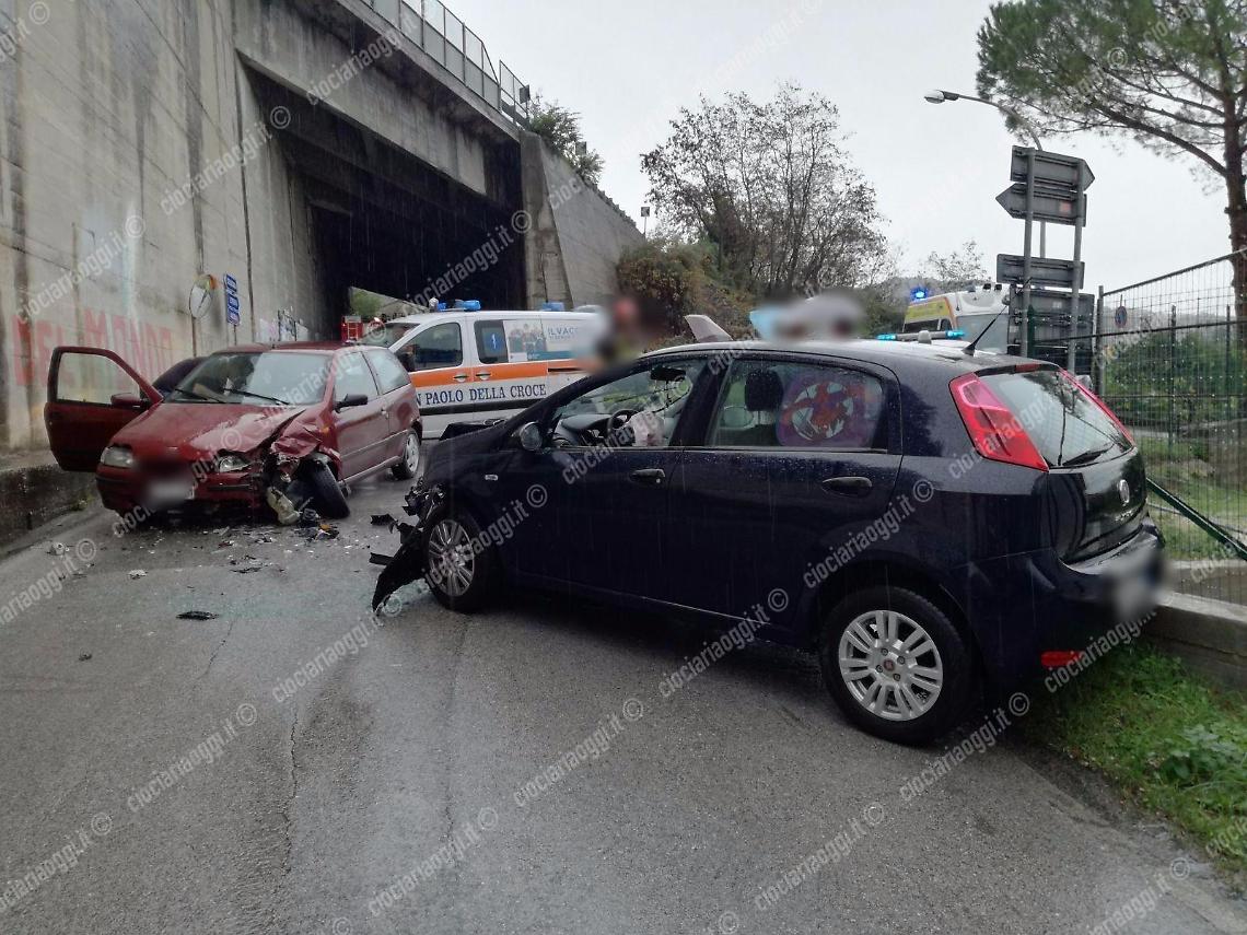 Incidente sotto il ponte della Superstrada: scontro frontale fra due auto, feriti due giovani