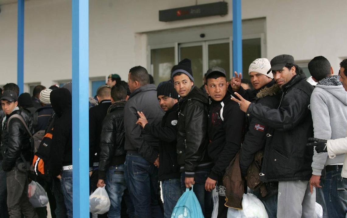 Paghetta in ritardo e colazione non gradita: rivolta dei profughi, distrutto l'hotel che li ospita