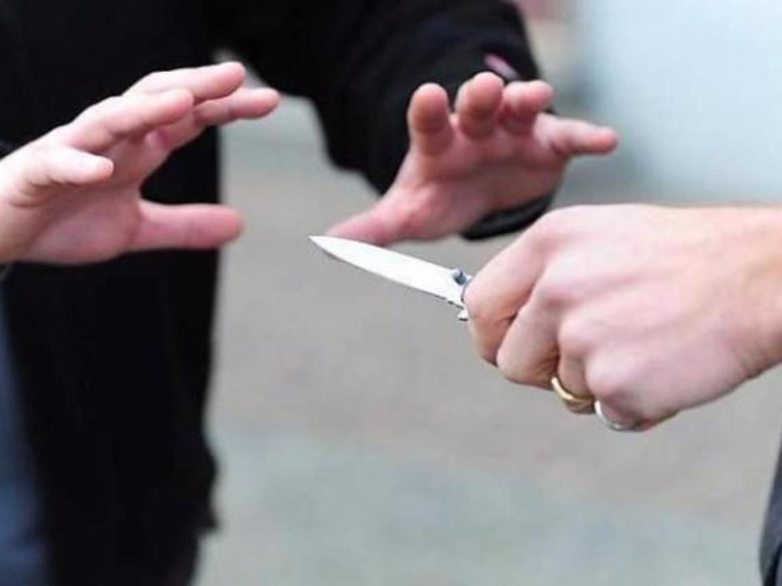 Litiga con il fratello per pochi euro, afferra un coltello e lo minaccia di morte