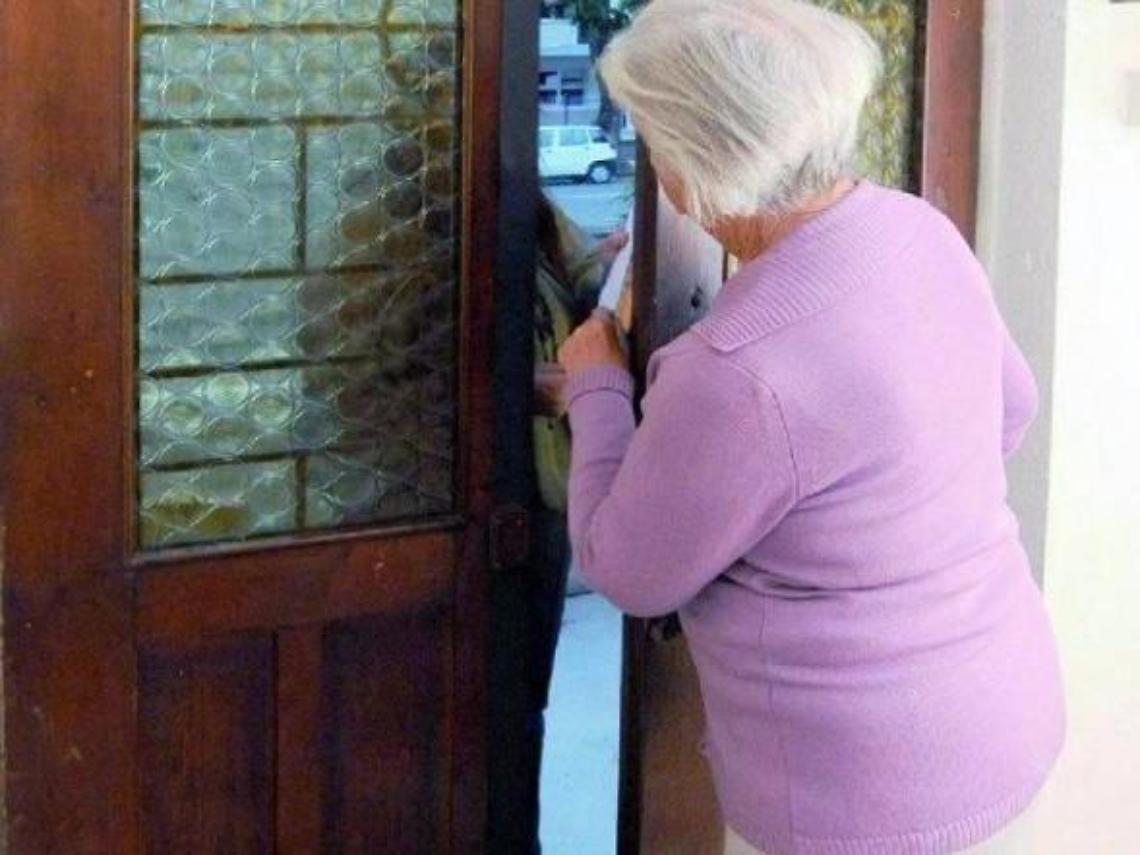 Truffe anziani: cercano di frodare una donna, ma lei li mette in fuga. Ecco come