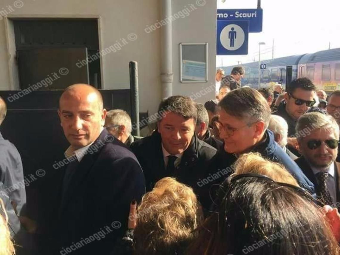 Renzi in treno verso la Ciociaria: "Al fianco dei lavoratori Fca"