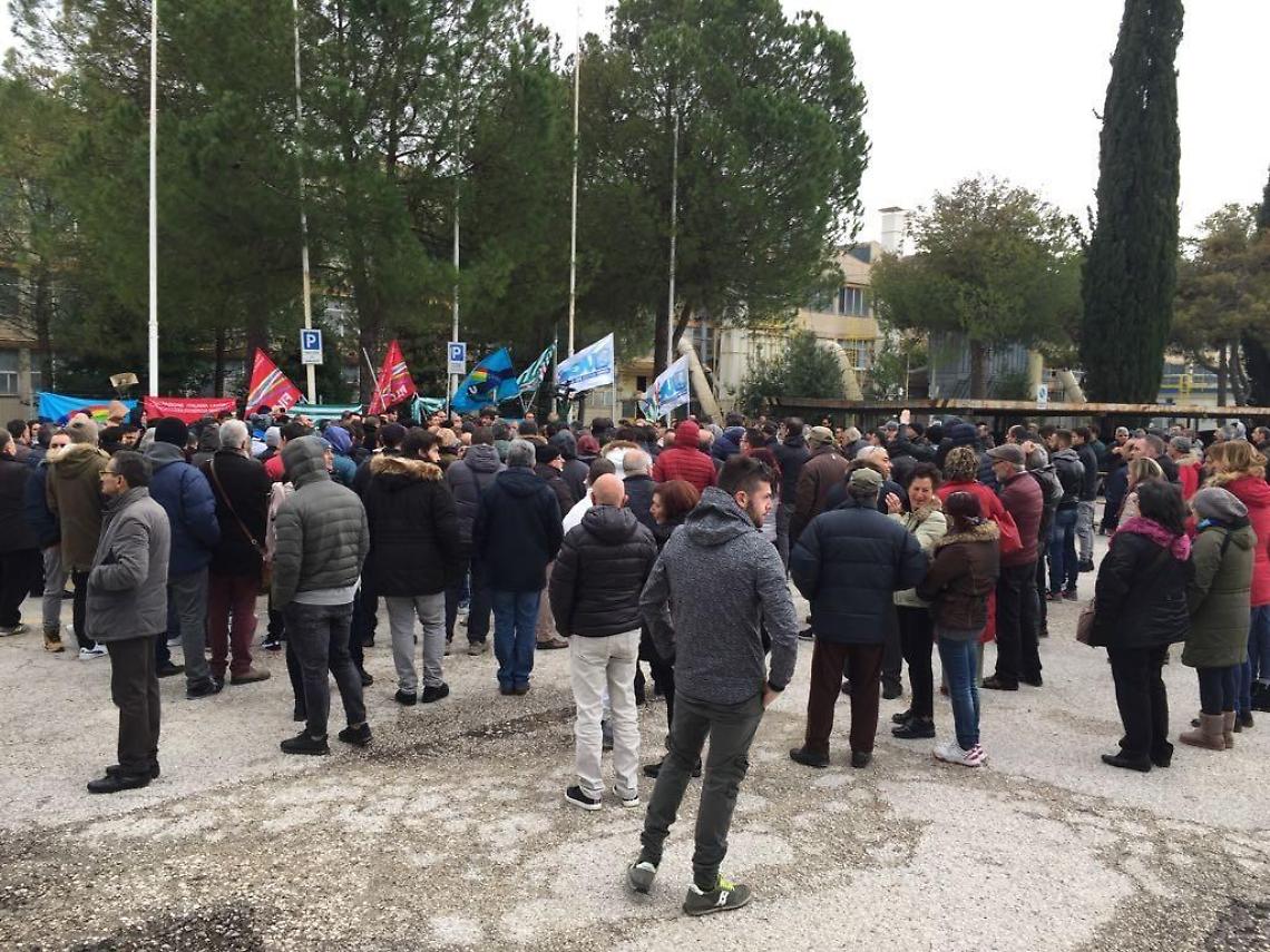 Chiusura Ideal Standard: centinaia di dipendenti in sciopero