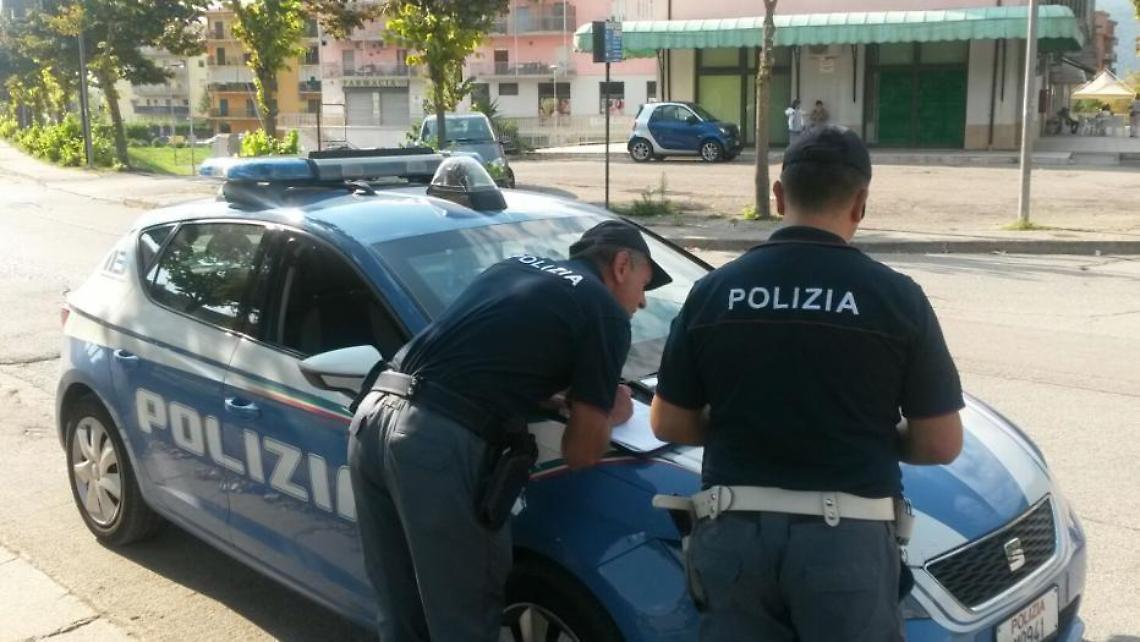 Scassinano distributore di profilattici, coppia finisce in manette