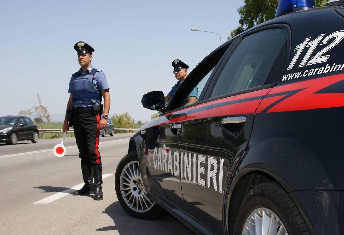 Evaso fugge sul tetto e si nasconde dietro una canna fumaria: arrestato