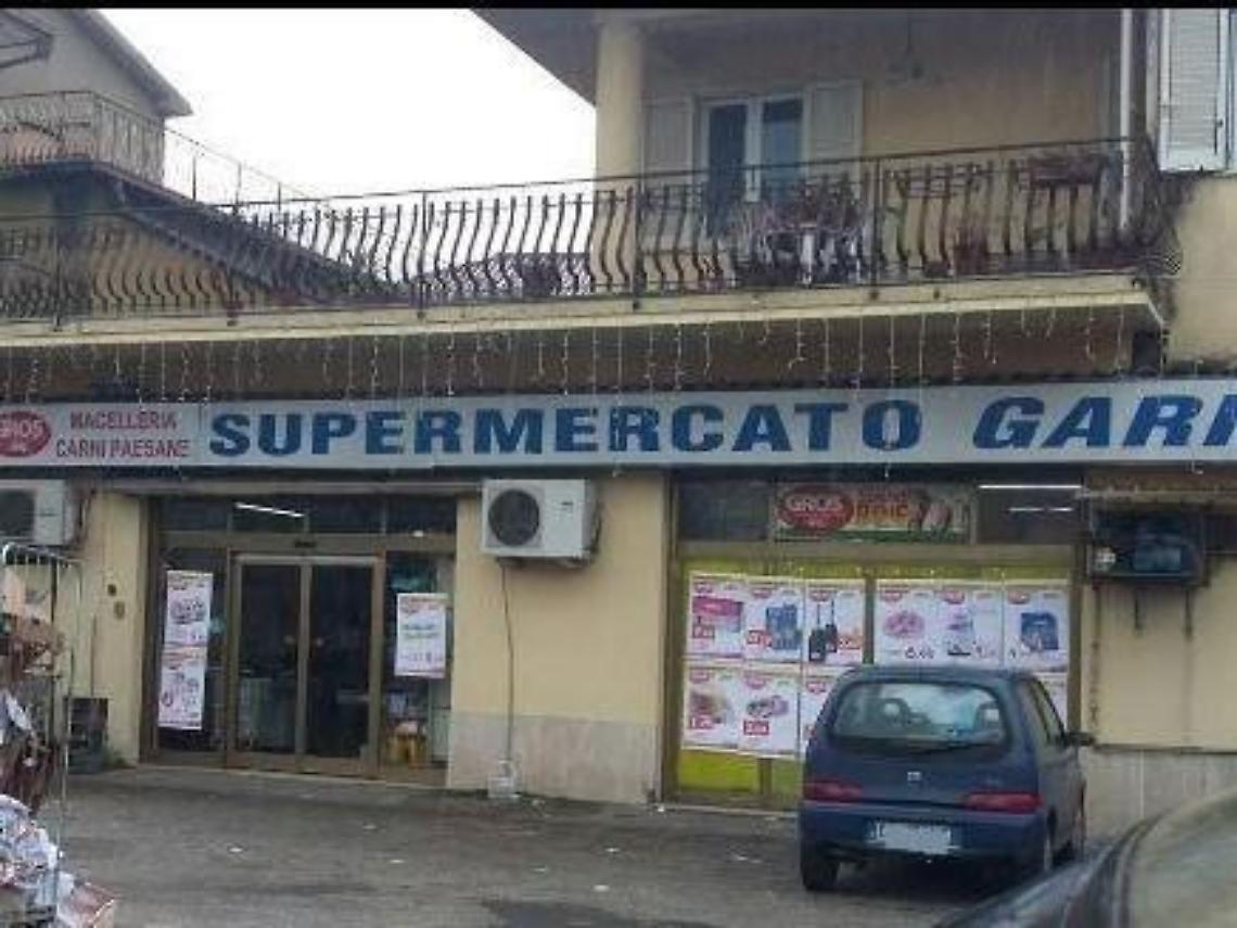 Rapinatore in azione nel supermarket: I soldi. O qualcuno finisce male