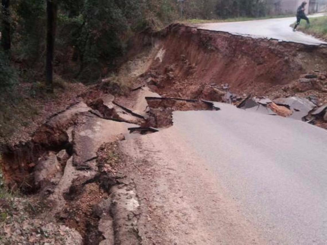 Massi pesanti franano sulla strada: la provinciale resta chiusa
