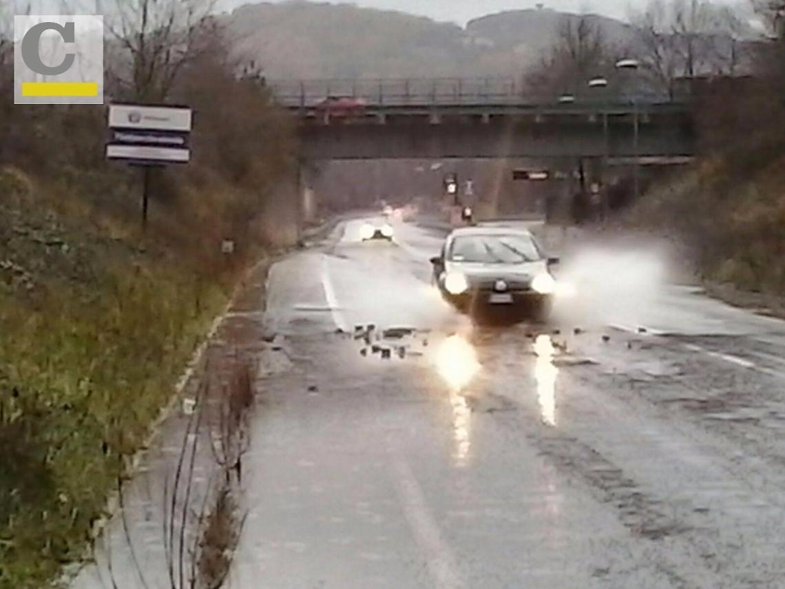 Maltempo incessante: strade fatte a pezzi dai nubifragi, rischio incidenti