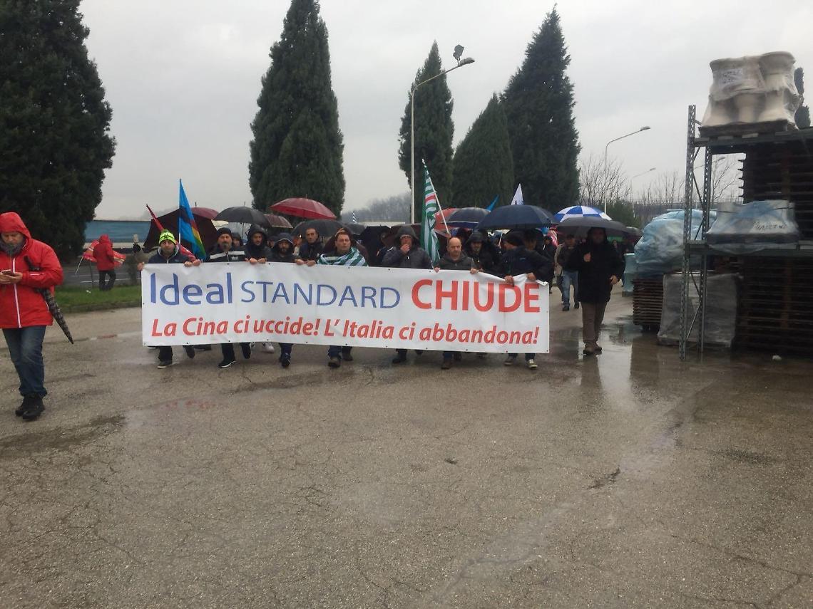 [LA RICOSTRUZIONE] Chiusura Ideal Standard: lo sciopero invade l'A1