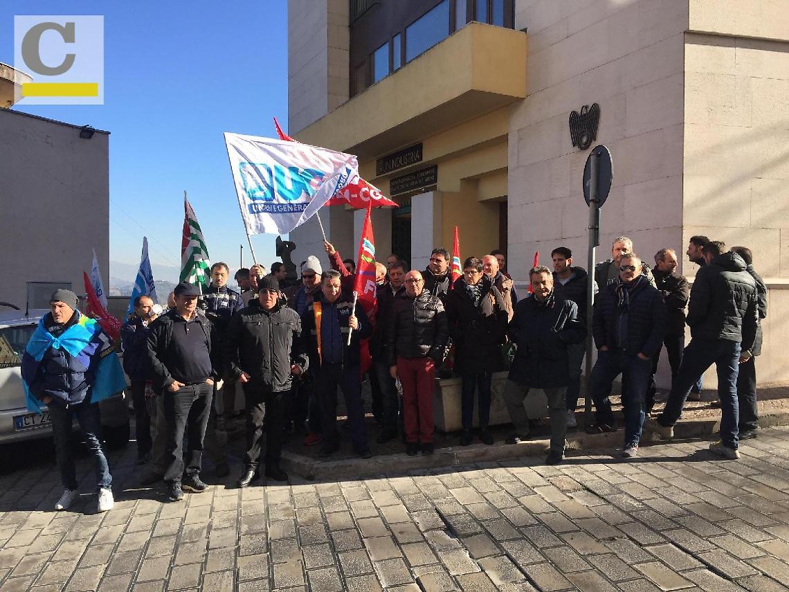 Crisi Ideal Standard: "Nessuna trattativa senza ritiro dei licenziamenti"