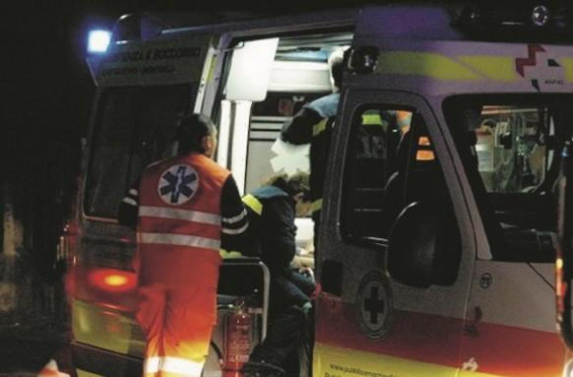 Giovane in moto si scontra con un'auto: gravissimo a Roma