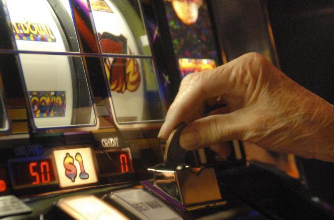 Slot "truccate": scatta la denuncia al gestore, sigilli alla sala