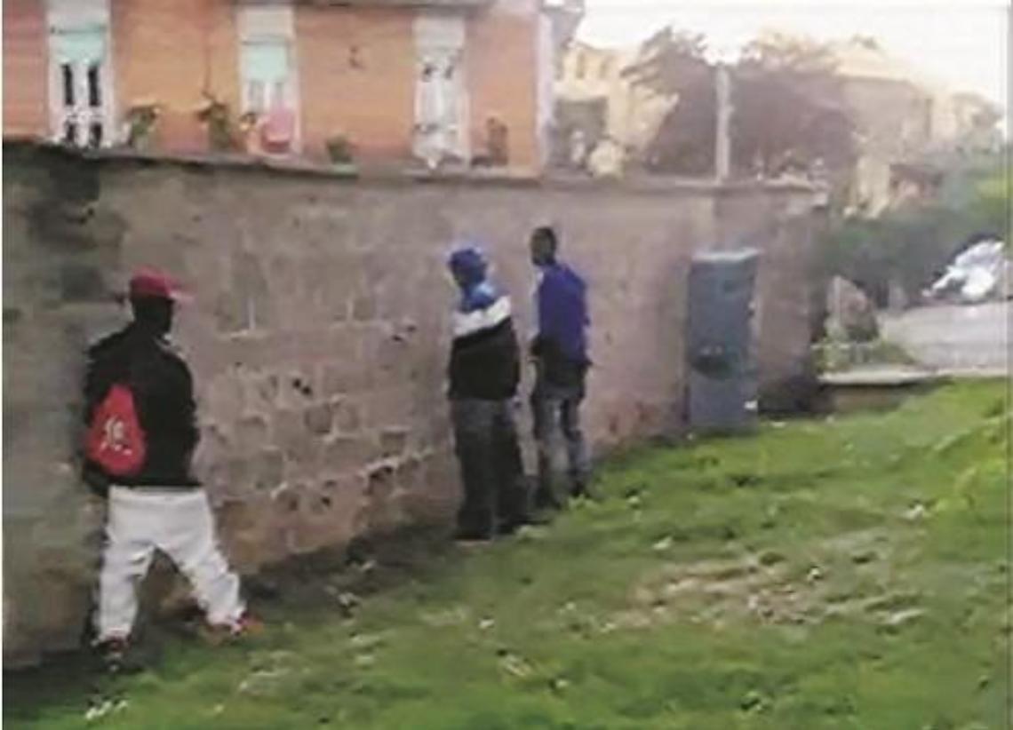 I profughi fanno affari d'oro con la droga: noi li ospitiamo, loro seminano morte