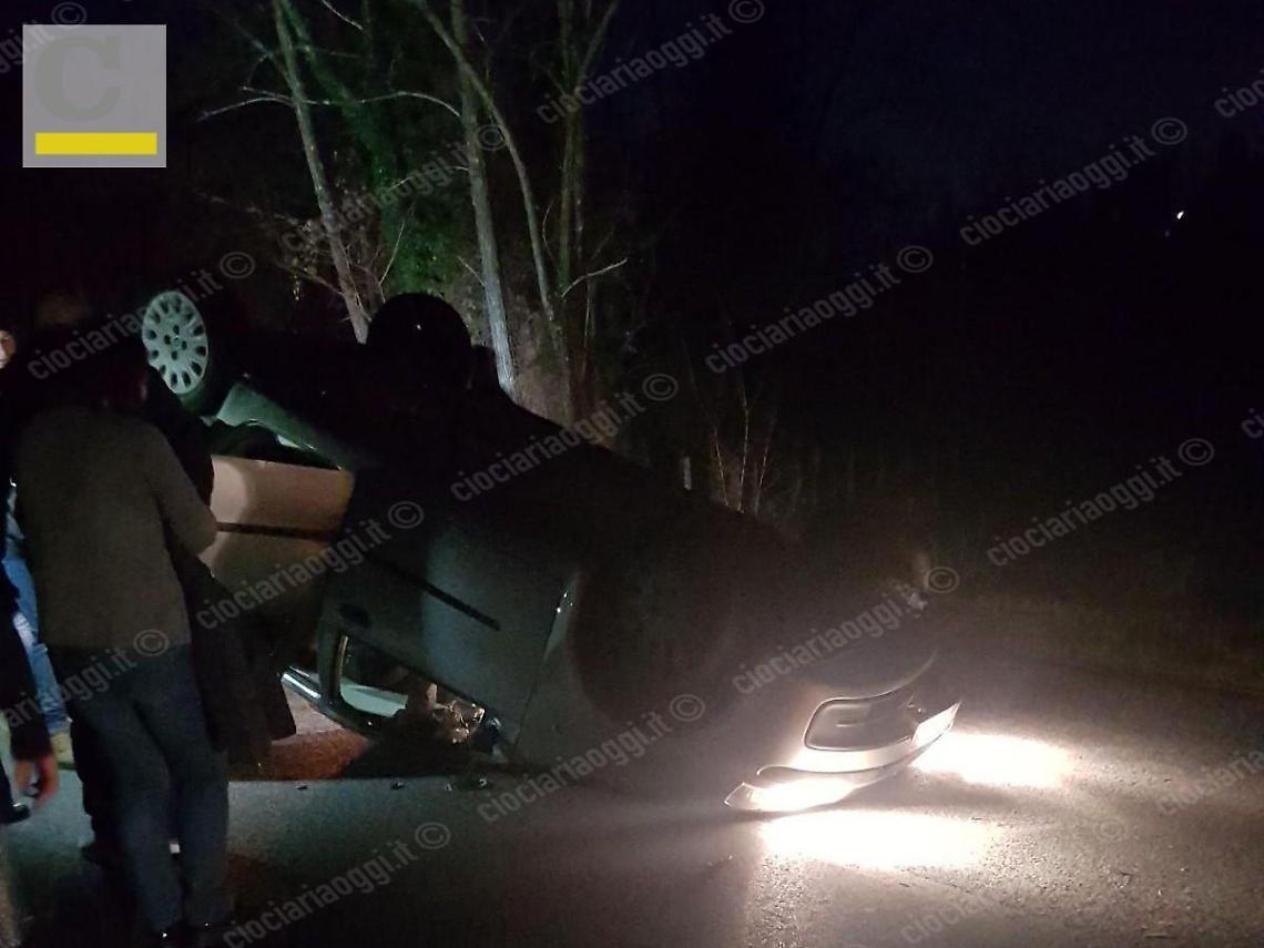 Perde il controllo dell'auto e si ribalta lungo la strada provinciale