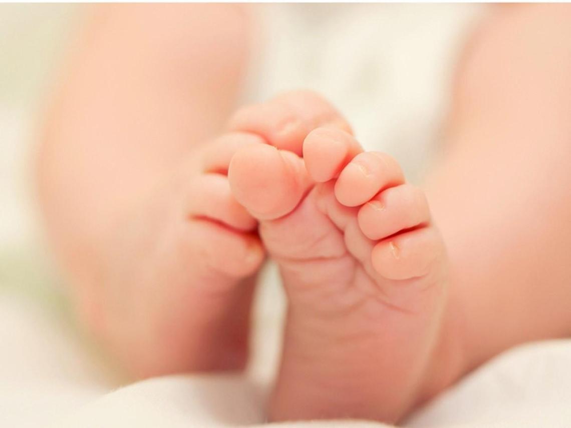 Un bambino piange da solo in auto e lei lancia l'allarme: i genitori non la prendono bene