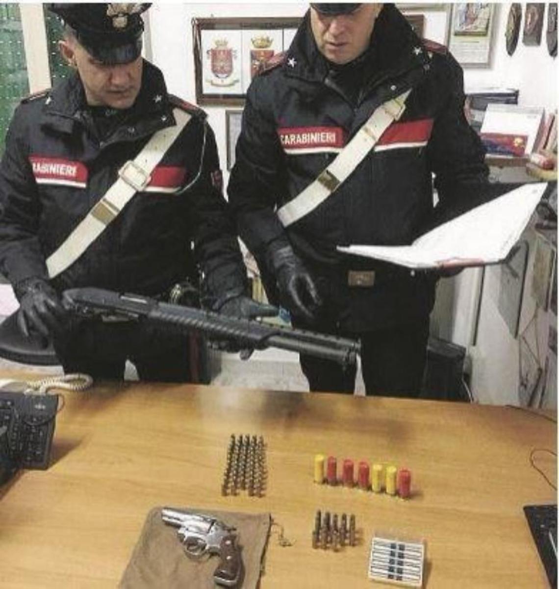 Si finge finanziere per non pagare, trovato in possesso di pistola