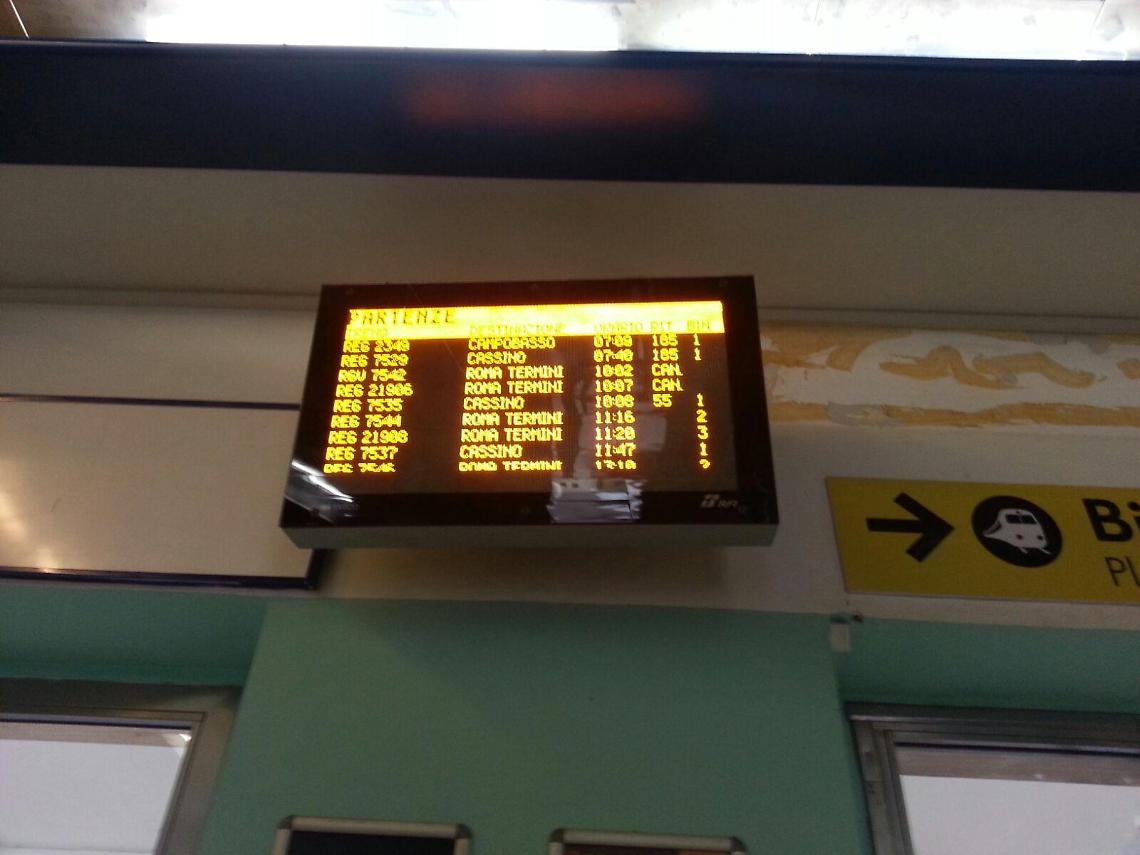 Mezzi di trasporto e disagi: i pendolari restano "a piedi"