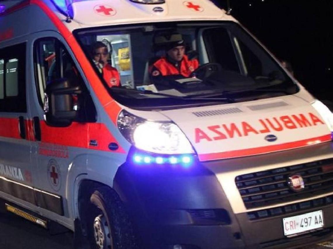 Punta una pistola alla polizia: gli agenti reagiscono e lo uccidono