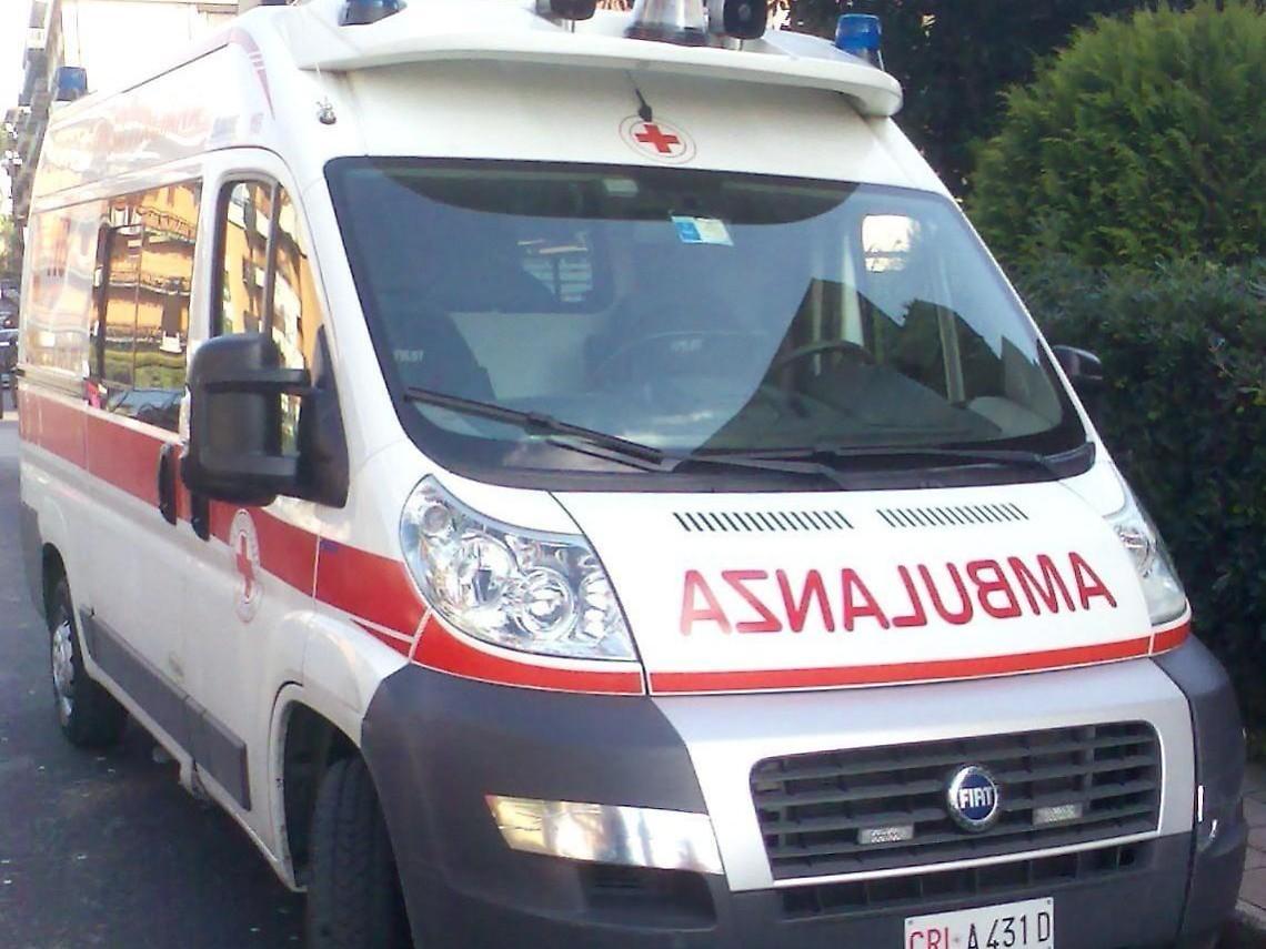 Incidente tra due auto: giovane ricoverato con un trauma cranico