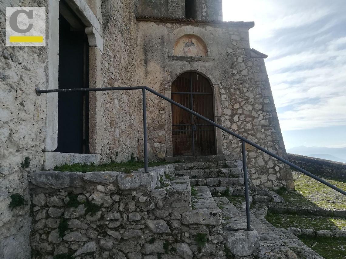 Si impicca dopo le accuse di violenza, sgomento e dolore in città