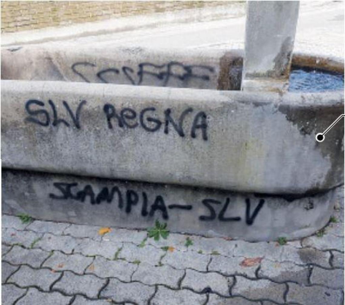 Strane scritte sulla fontana: messaggi simili trovati anche altrove