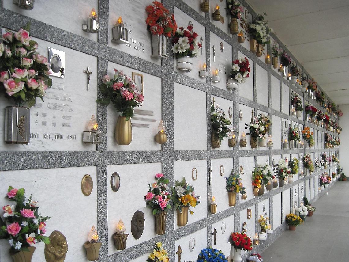 Il cimitero viene depredato: spariti fiori, statue sacre, vasi