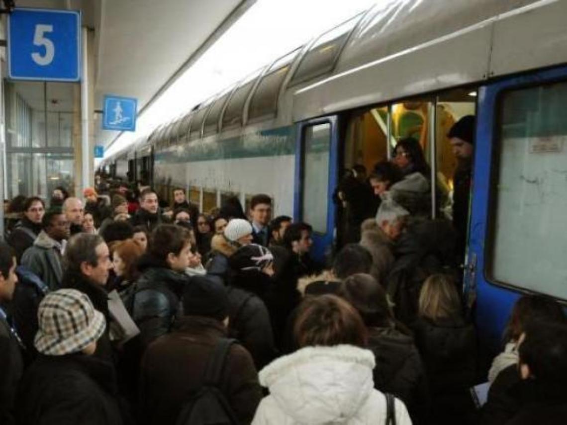 Treni, pendolari fra mille disagi: chiederemo il rimborso dell'abbonamento