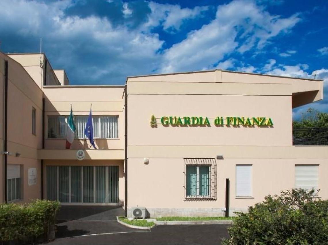 Auto gran lusso dall'estero senza tasse: scoperta frode da 55 milioni, 16 denunciati