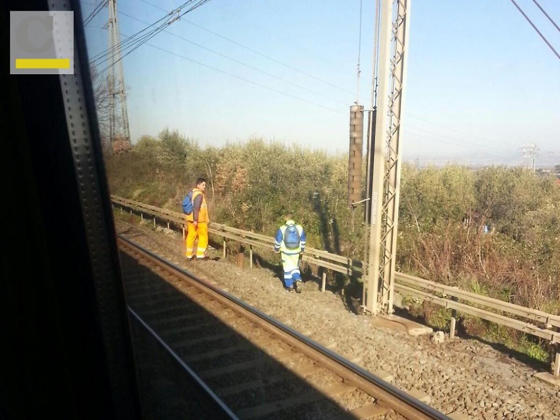 Cadavere senza testa sui binari: scena infernale e treni bloccati