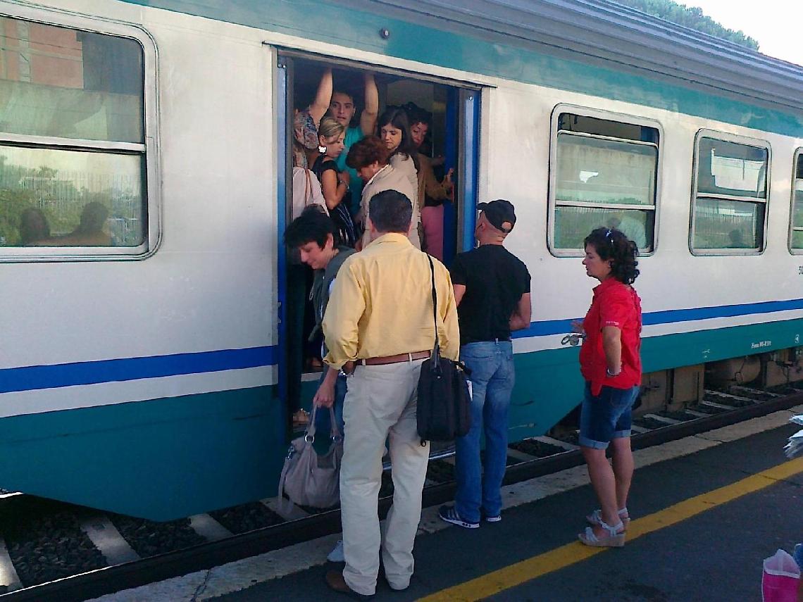 Cambiano gli orari dei mezzi pubblici: pendolari in fermento