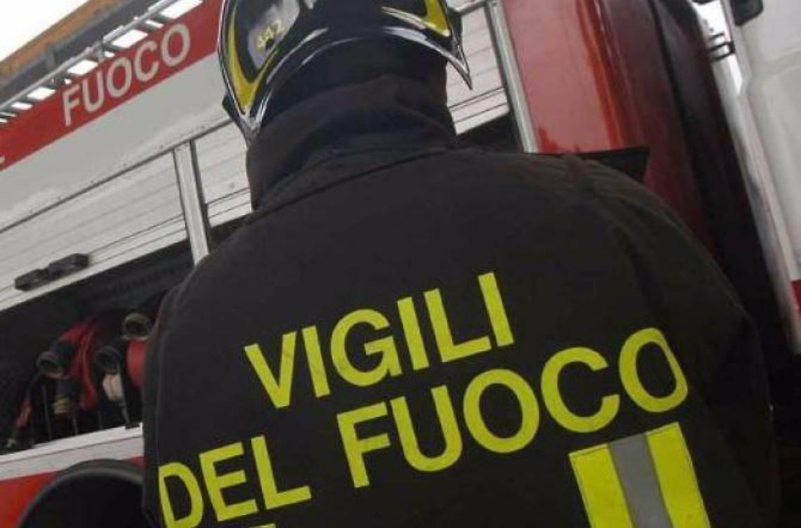 Pulmino di sciatori a fuoco: paura in galleria