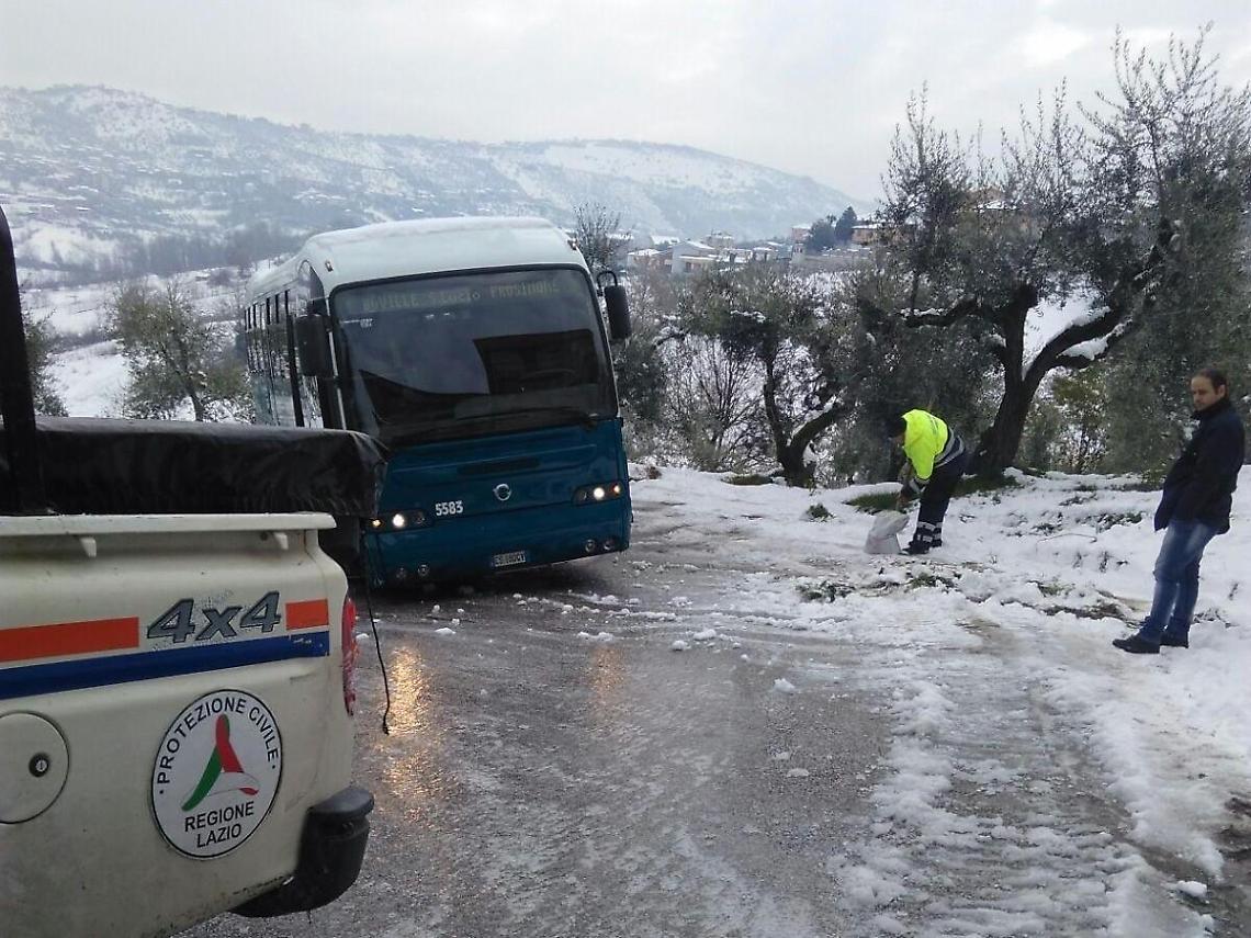 Bus del Cotral rischia di precipitare in una scarpata: il video del salvataggio