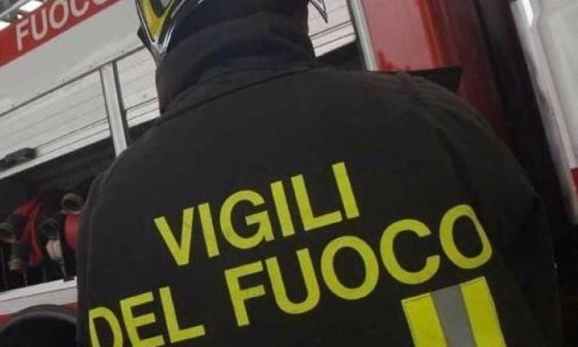Crolla parte di un rudere disabitato e senza tetto