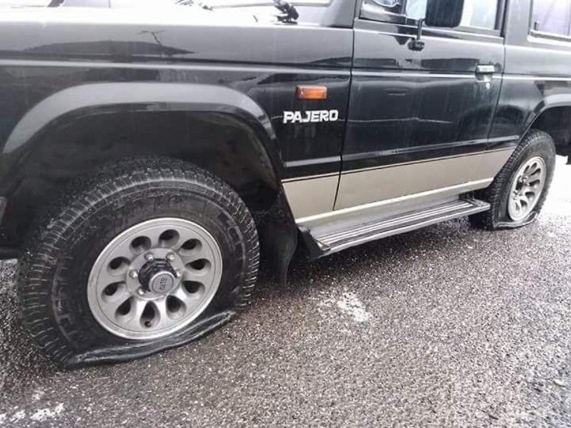 Va in ospedale e quando esce trova l'auto con le gomme tagliate