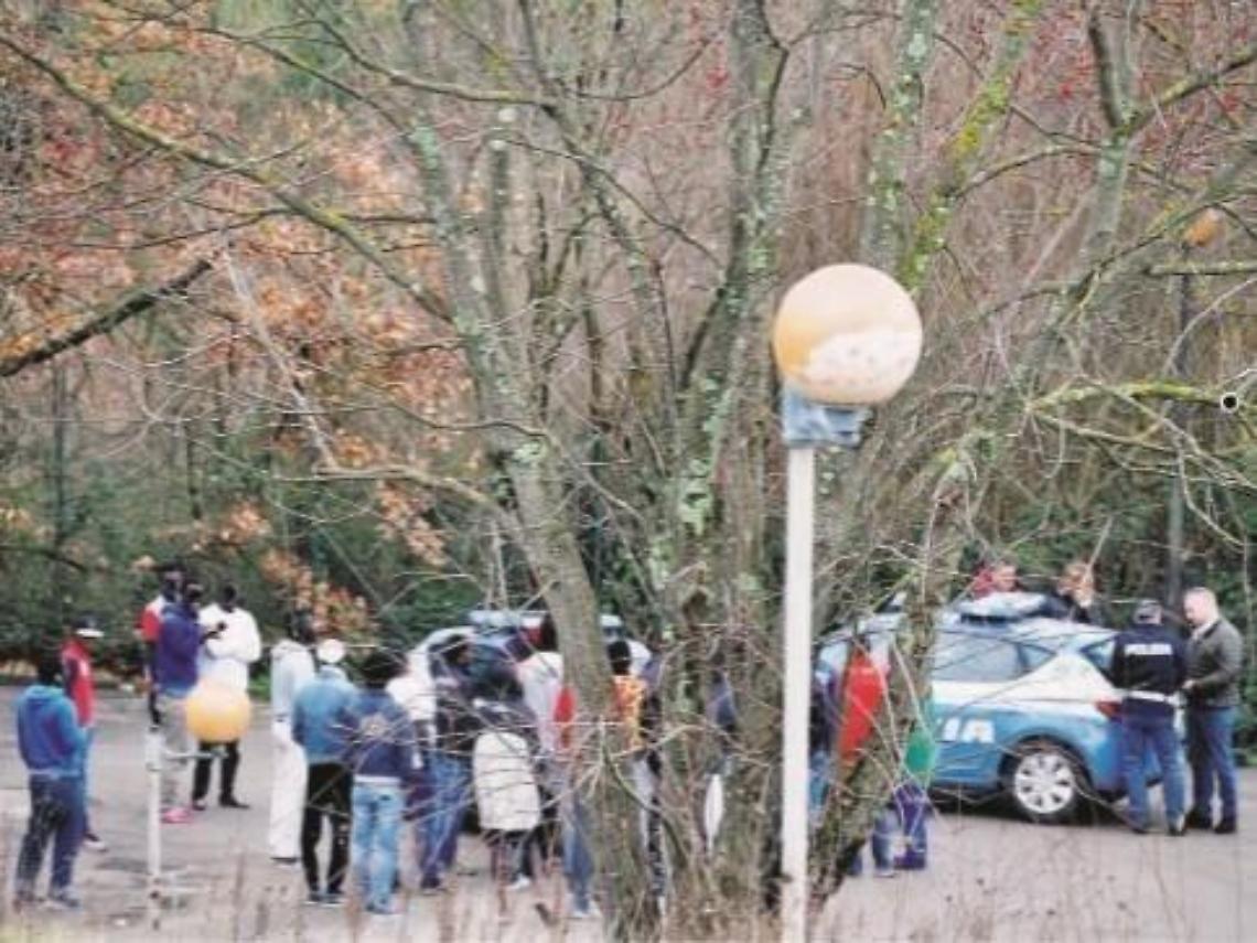 Profughi in protesta: prima il cibo, adesso i permessi in ritardo