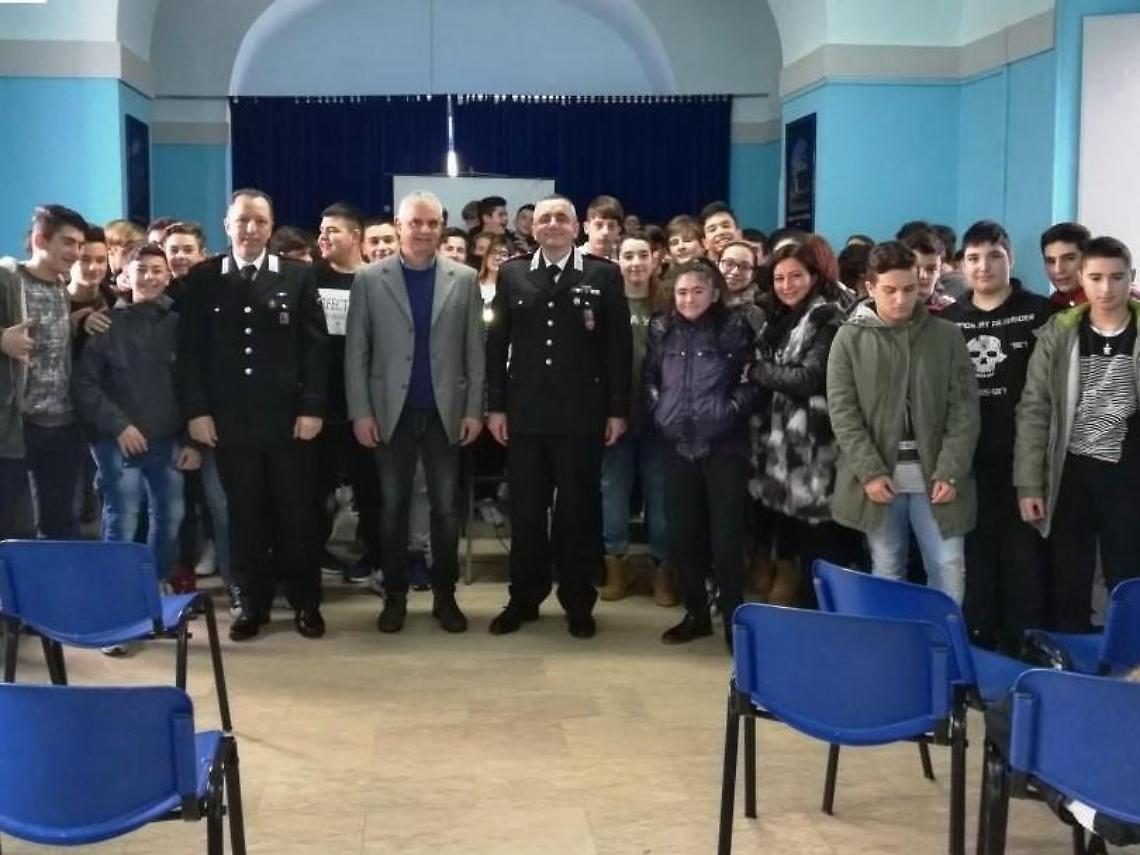 Legalità, l'Arma tira dritto: lezioni e visite nelle scuole