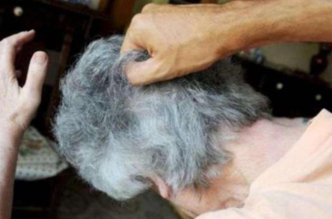 Maltratta e minaccia mamma e nonna per avere il denaro, 41enne nei guai