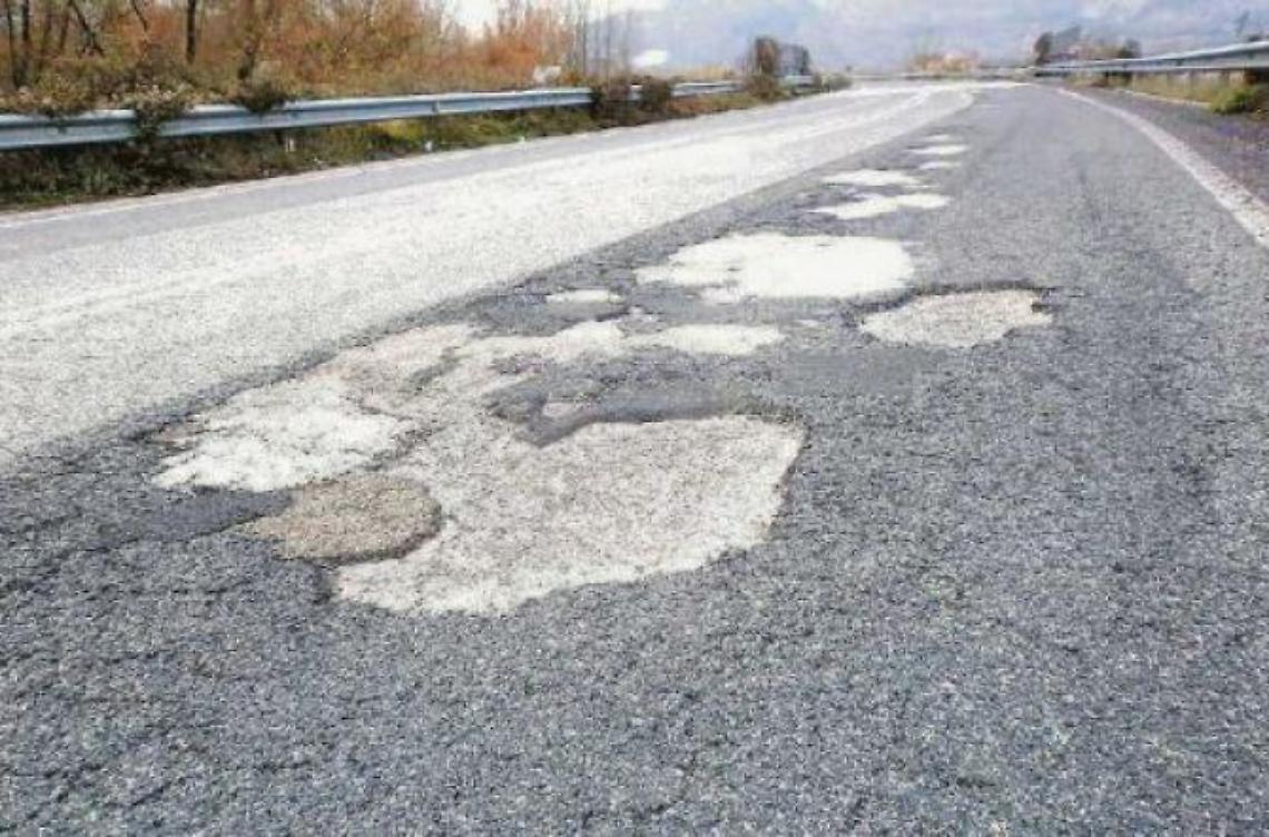 Strade da incubo, i cittadini denunciano il degrado e il pericolo