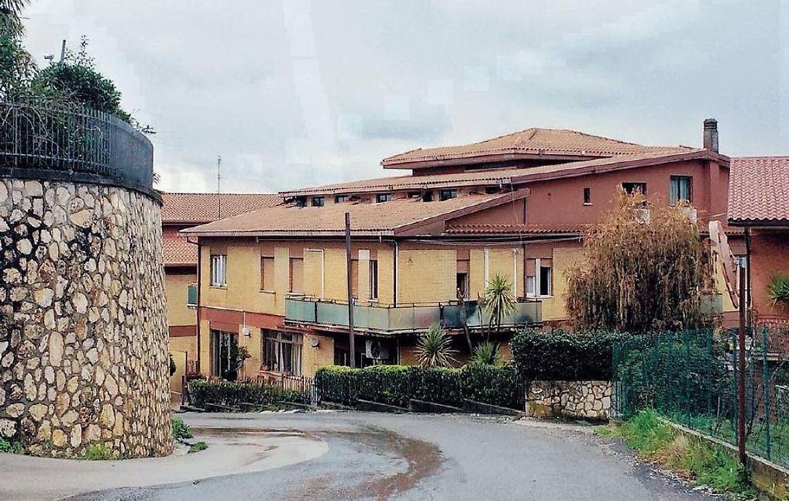 L'ex hotel Santoro dove sono ospitati quasi cinquanta richiedenti asilo