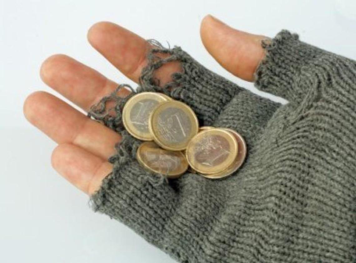 Lite tra una italiana e uno straniero: conteso un posto per elemosinare