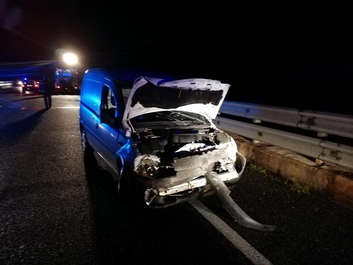 Violento incidente in superstrada, un furgone ribaltato