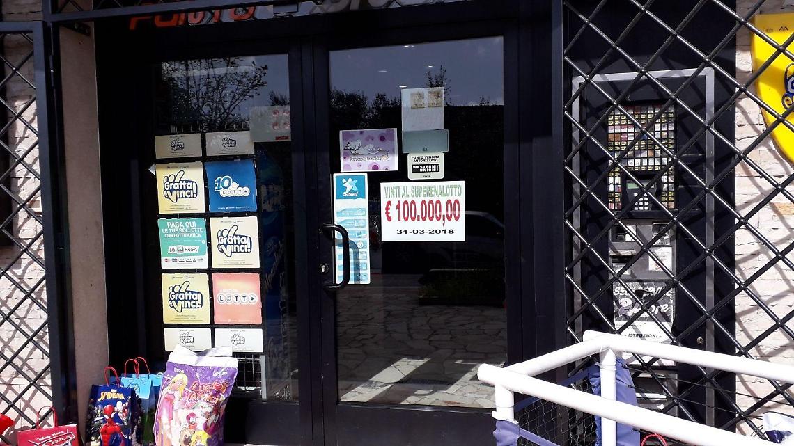 Una Pasqua da ricordare "centomila" volte: vincita collettiva in tabaccheria