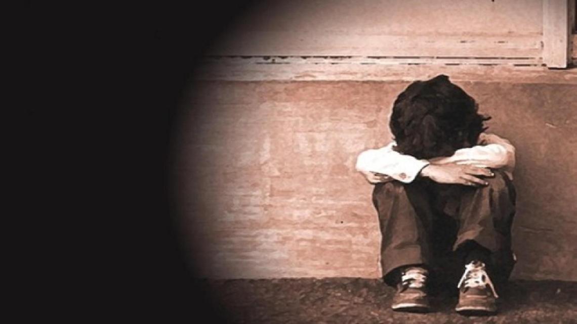 Attira due bimbi di 3 a 9 anni dietro un cespuglio e abusa di uno: arrestato