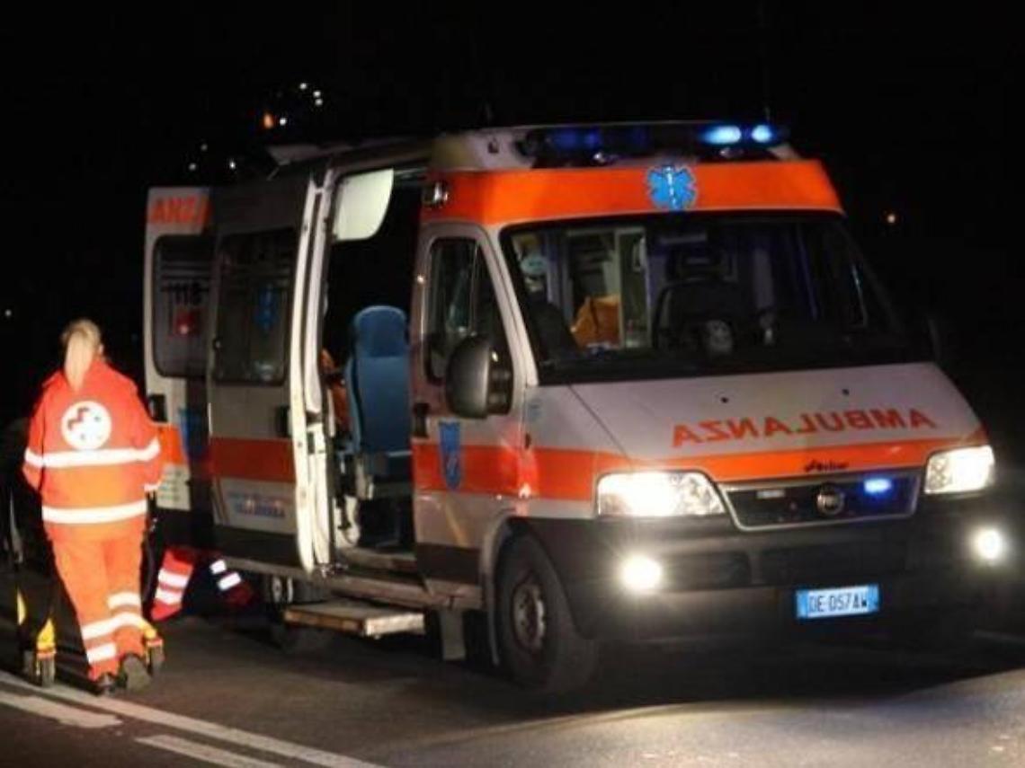 Con l'auto dentro un fossato. Tanta paura per una giovane donna