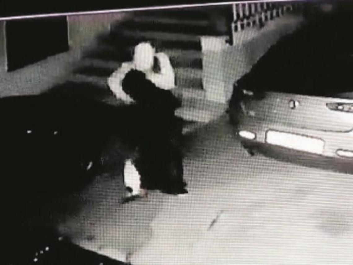 Doppio attentato allo studio legale, le telecamere rivelano: è lo stesso uomo