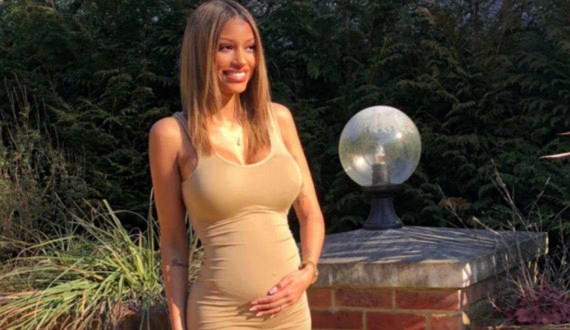 Fanny Neguesha splendida col pancione: l'ex di Balotelli è finalmente felice