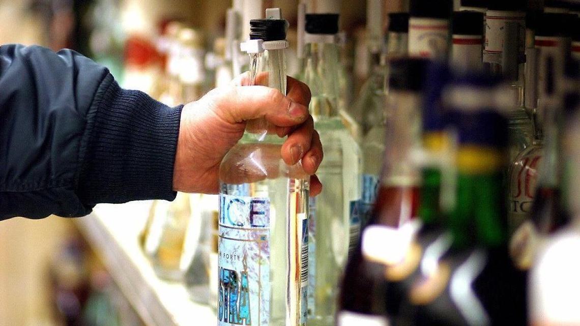 Rubavano liquori pregiati, denunciata coppia di fidanzati