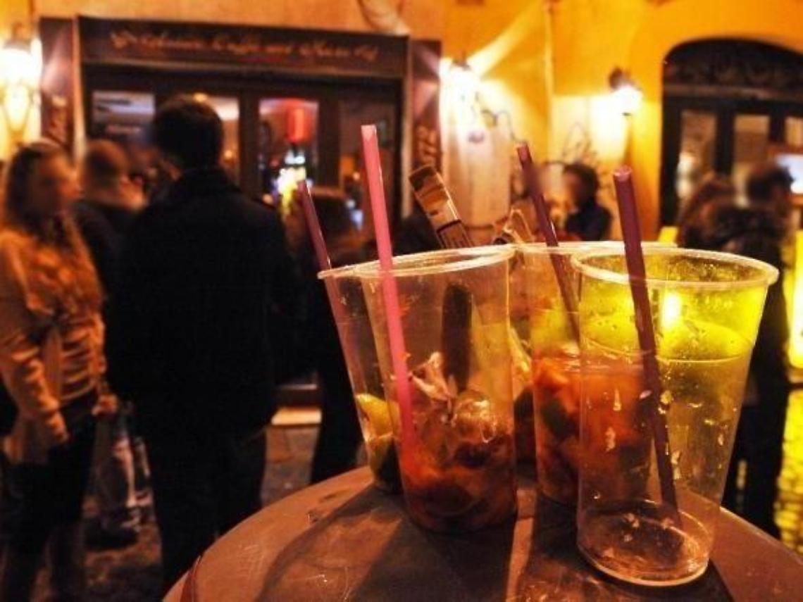 Giovane ciociaro sfiora il coma etilico ballando sul lungomare: corsa in ospedale