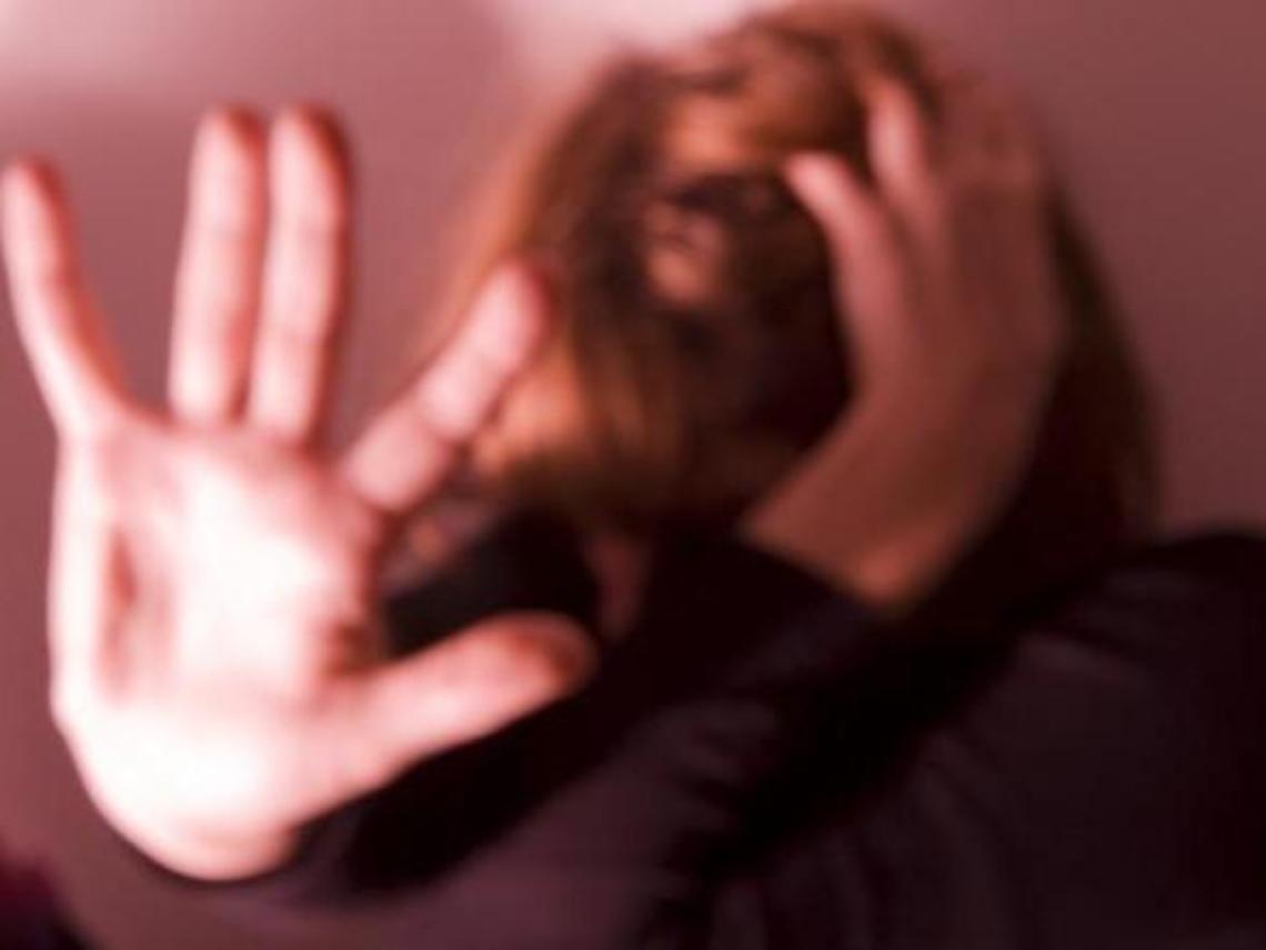 Aggredisce la moglie e la prende a morsi sulla faccia: in manette un 25enne