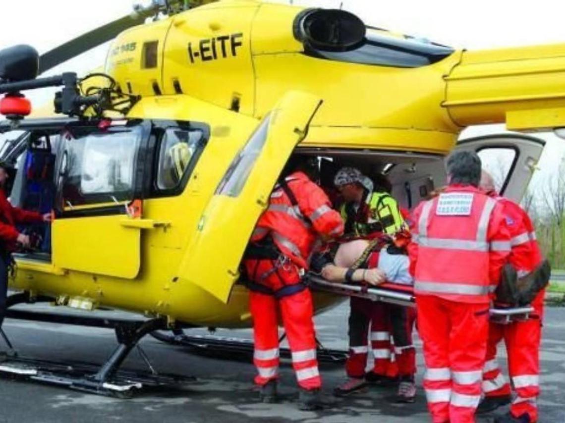 Moto contro auto: due centauri in gravi condizioni. Uno è stato elitrasportato