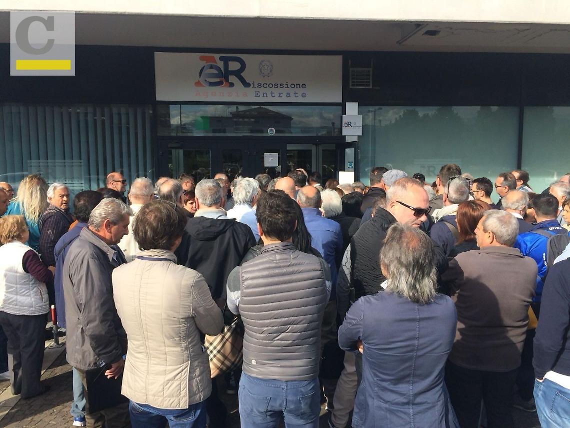 Rottamazione cartelle Equitalia: in fila anche dalle 4 per aderire